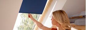 Store rideau VELUX RHL avec des crochets