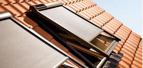 Store extérieur pare-soleil télécommandé VELUX MSL motorisé à énergie solaire