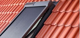 Store extérieur pare-soleil télécommandé VELUX MSL motorisé à énergie solaire