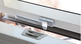 Thermo-isolante fenêtre de toit FAKRO FTT-U U6 : fenêtre à rotation en bois avec vernis de couleur blanche