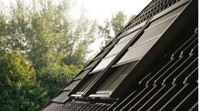 VELUX SSS >> Volet roulant souple occultant à énergie solaire VELUX pour les fenêtres de toit