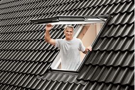 Fenêtre de toit VELUX GNU 0064 | à projection/rotation | triple vitrage | PVC