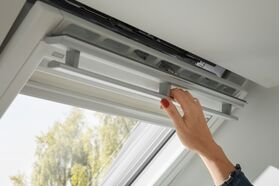 Fenêtre de toit VELUX GNU 0064 | à projection/rotation | triple vitrage | PVC