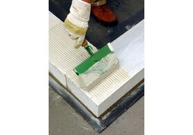 Mortier adhésif blanc pour béton cellulaire, application en couche mince