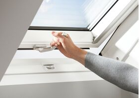 Fenêtre triple vitrage VELUX GLU-B 0061 | Finition EverFinish - Le blanc éternel