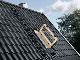 Fenêtre isolantes à ouverture latérale VELUX GXL 3070