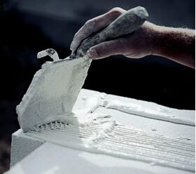 Mortier adhésif blanc pour béton cellulaire, application en couche mince