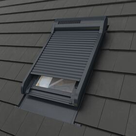 FAKRO ARZ KOMFORT SOLAR | Volet roulant solaire pour les fenêtres de toit FAKRO ✓ Compatible avec ARTENS et OptiLight