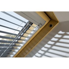 FAKRO AJP | Store vénitien pour les fenêtres de toit FAKRO ✓ Compatible avec ARTENS et OptiLight