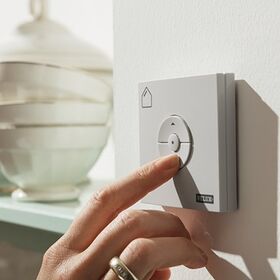 Store extérieur pare-soleil télécommandé VELUX MML motorisé à énergie électrique