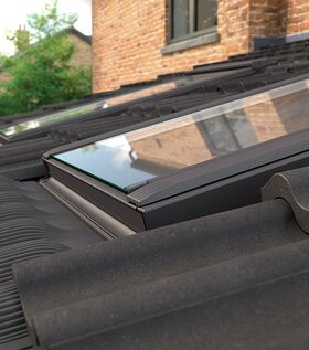 Fenêtre de toit VELUX GBL 2015 pour toits à faible pente, triple vitrage, finition blanche