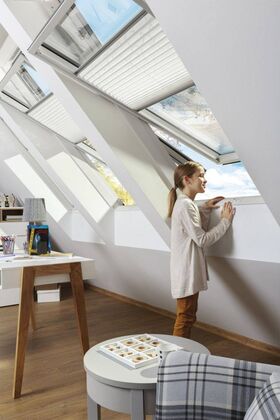 Fenêtre de toit FAKRO FTU-V U4, en bois, rotation, couleur blanche
