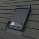 FAKRO ARZ KOMFORT SOLAR | Volet roulant solaire pour les fenêtres de toit FAKRO ✓ Compatible avec ARTENS et OptiLight